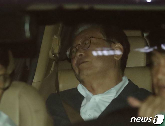 (수원=뉴스1) 김영운 기자 = 이재명 더불어민주당 대표가 9일 오후 경기 수원시 영통구 수원지방검찰청에서 쌍방울그룹 대북송금 의혹과 관련 조사를 마치고 나와 귀가하고 있다. 2023.9.9/뉴스1  Copyright (C) 뉴스1. All rights reserved. 무단 전재 및 재배포 금지.