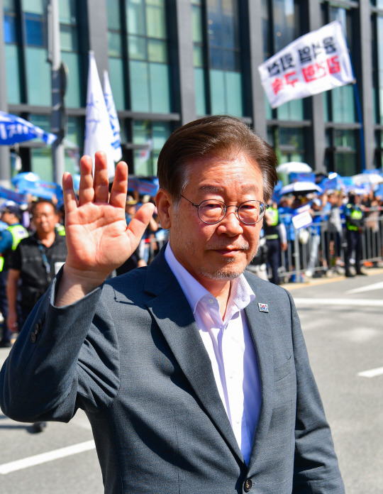 지지자들에게 인사하는 이재명 대표 ‘쌍방울그룹 대북 송금’ 의혹과 관련해 이재명 더불어민주당 대표가 9일 경기도 수원시 영통구 수원지방검찰청에 피의자 신분으로 조사를 받기 위해 출석하면서 지지자들에게 손을 흔들고 있다. 뉴시스