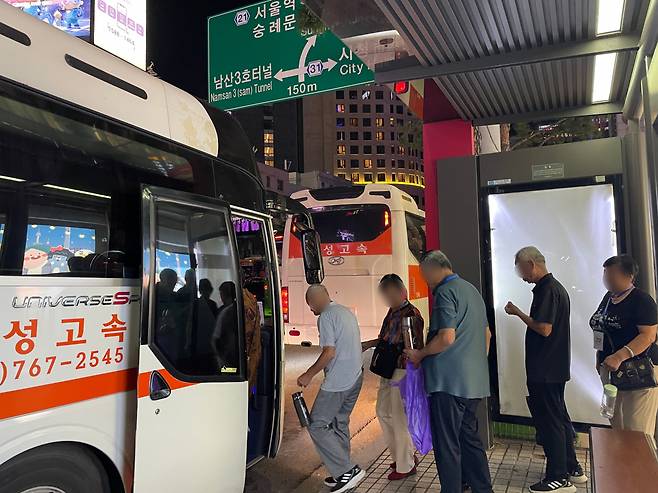 8일 오후 8시께 서울 중구 소공동 롯데백화점 본점 영플라자 앞에서 중국 관광객들이 관광버스에 탑승하고 있다. 전새날 기자