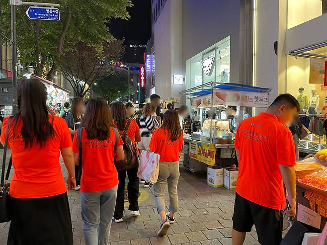 8일 오후 서울 중구 명동 거리를 돌아다니고 있는 중국인 관광객들 전새날 기자