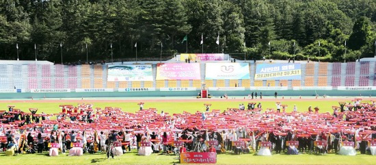 9일 열린 제63회 안동시민체육대축전행사에서 시민들이  핸드 배너를 들고 의대 유치를 염원하는 구호를 외치며 국립의과대학 설립 퍼포먼스를 펼치고 있다(안동시 제공)