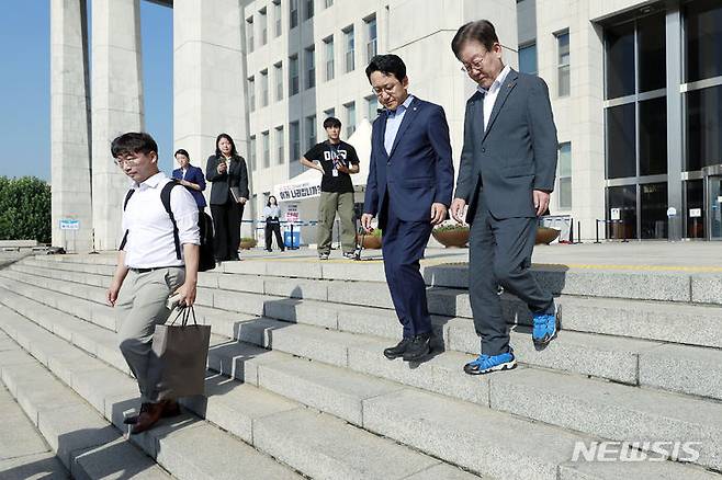 [서울=뉴시스] 최동준 기자 = 단식 열흘째인 이재명 더불어민주당 대표가 9일 서울 여의도 국회에서 쌍방울 대북송금 의혹 조사를 받기 위해 수원지방검찰청으로 출발하고 있다. 2023.09.09. photocdj@newsis.com