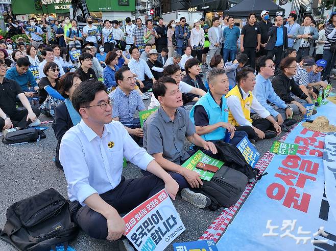 9일 오후 서울 종로구 새문안로에서 열린 후쿠시마 오염수 해양투기 중단 범국민대회에서 야당 원내대표 및 의원들이 구호를 외치고 있다. 박희영 기자