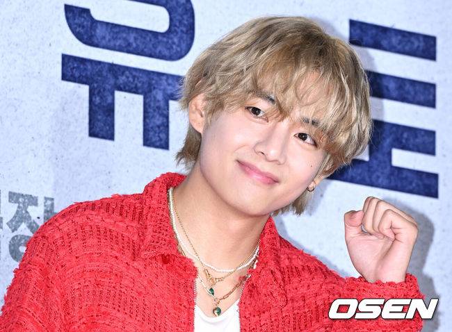 [OSEN=이대선 기자] 8일 오후 서울 송파구 롯데시네마 월드타워에서 영화 '콘크리트 유토피아' VIP 시사회가 열렸다.그룹 방탄소년단 뷔가 포토타임을 가지고 있다. 2023.08.08 /sunday@osen.co.kr