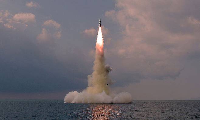 북한의 잠수함발사탄도미사일(SLBM) 시험발사 모습. 평양=조선중앙통신·연합뉴스