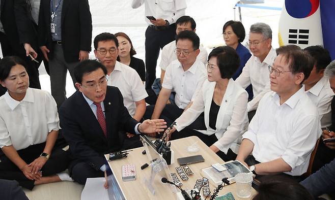 태영호 국민의힘 의원이 지난 7일 오전 서울 여의도 국회 본관 앞에 마련된 이재명 더불어민주당 대표 단식투쟁천막을 찾아 이 대표에게 항의하고 있다. 이날 태 의원은 지난 6일 열린 외교·통일·안보 분야 대정부질문에서 통일부 장관에게 북한인권재단 이사 추천 지연에 대해 지적하자, 민주당 의원들이 자신을 향해 ‘쓰레기’, ‘빨갱이’ 등 폭언을 퍼부었다고 밝히며 이 대표에게 항의했다. 뉴스1