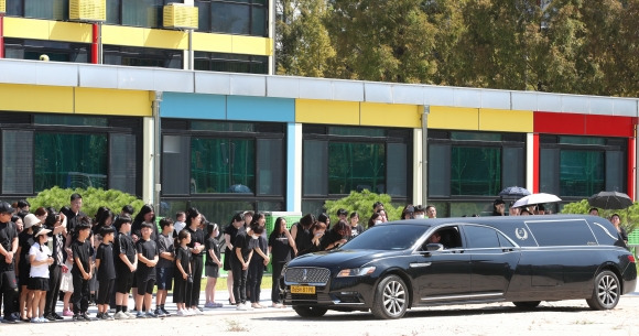 학교 도착한 운구차량 - 학부모로부터 악성 민원에 시달리다 극단적 선택을 한 것으로 알려진 대전 초등학교 교사의 발인이 거행된 9일 숨진 교사의 운구행렬이 학교에 도착하고 있다. 2023.9.9 뉴스1