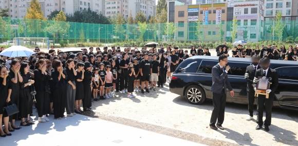 마지막 교실로 향하는 교사의 영정 - 학부모로부터 악성 민원에 시달리다 극단적 선택을 한 것으로 알려진 대전 초등학교 교사의 발인이 거행된 9일 유가족들이 영정을 들고 교사가 근무했던 교실로 향하고 있다. 2023.9.9 뉴스1
