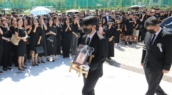 재직했던 교실 향하는 고인의 영정 - 학부모로부터 악성 민원에 시달리다 극단적 선택을 한 것으로 알려진 대전 초등학교 교사의 발인이 거행된 9일 유가족들이 영정을 들고 교사가 근무했던 교실로 향하고 있다. 2023.9.9 뉴스1