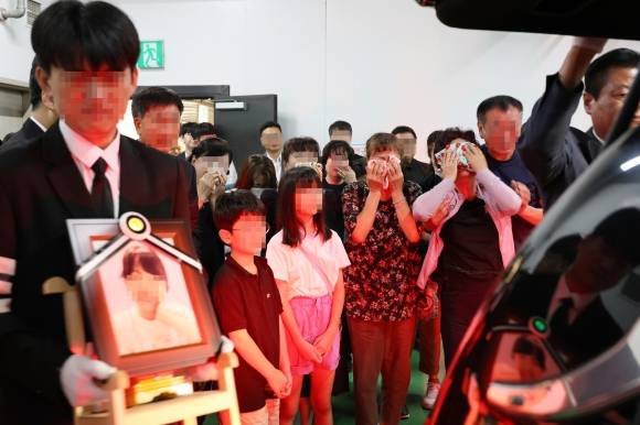 슬픔에 잠긴 가족들 - 악성민원으로 세상을 떠난 대전 초등 교사의 발인식이 9일 오전 대전 서구 한 장례식장에서 엄수되고 있다. 2023.9.9 연합뉴스
