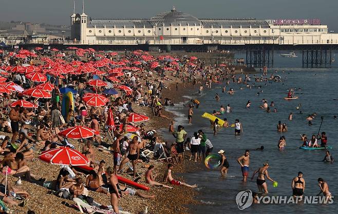 '가을 폭염'에 영국 브라이튼 해변에 몰린 피서객들 )AFP=연합뉴스) 늦더위가 기승을 부린 7일(현지시간) 영국 브라이튼의 해변에 피서객들이 해수욕을 즐기는 모습. [재판매 및 DB 금지]