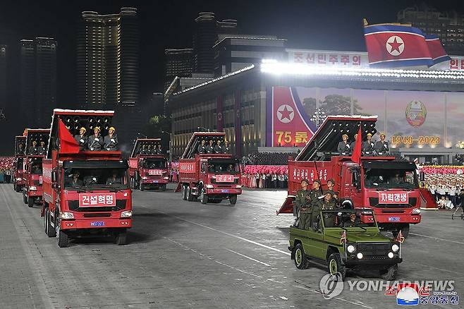 북한, '민방위무력 열병식' 개최 (평양 조선중앙통신=연합뉴스)지난 8일 저녁 평양 김일성광장에서 김정은 국무위원장과 딸 주애가 참석한 가운데 정권수립(9ㆍ9절) 75주년 민방위무력 열병식이 열렸다고 조선중앙통신이 9일 보도했다. 2023.9.9 
    [국내에서만 사용가능. 재배포 금지. For Use Only in the Republic of Korea. No Redistribution] nkphoto@yna.co.kr