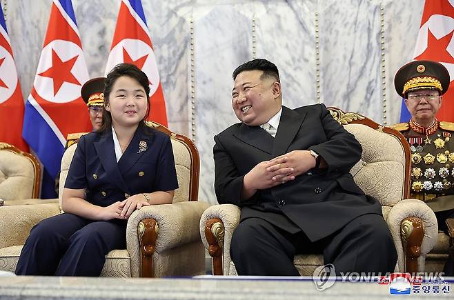 열병식 주석단에 나란히 앉은 김정은과 딸 주애 (평양 조선중앙통신=연합뉴스)지난 8일 저녁 평양 김일성광장에서 김정은 국무위원장과 딸 주애가 참석한 가운데 정권수립(9ㆍ9절) 75주년 민방위무력 열병식이 열렸다고 조선중앙통신이 9일 보도했다. 2023.9.9 
    [국내에서만 사용가능. 재배포 금지. For Use Only in the Republic of Korea. No Redistribution] nkphoto@yna.co.kr