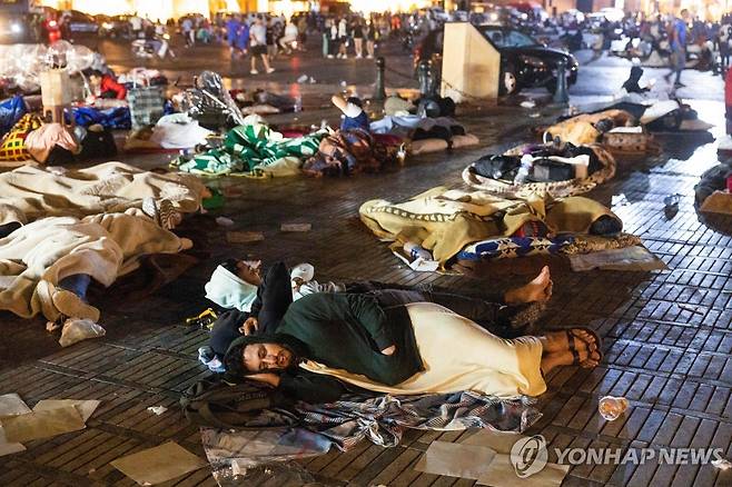 대피한 모로코 주민들 (AFP=연합뉴스) 모로코 마라케시 주민들이 지진 후 9일(현지시간) 거리에 나와 대피해있다.2023.9.9 photo@yna.co.kr