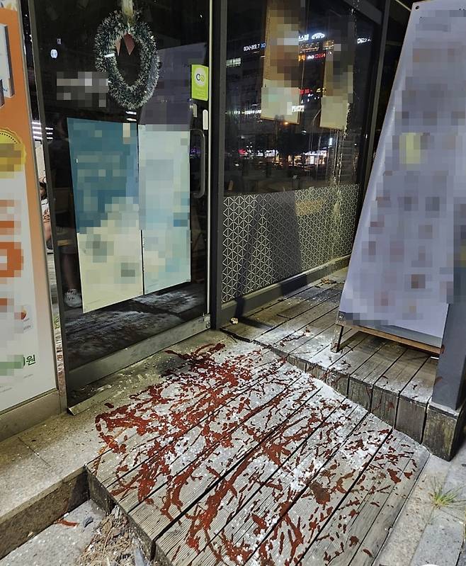 '음식물 테러' 당한 가해 학부모 사업장 앞 [사회관계망서비스 갈무리. 재판매 및 DB 금지]