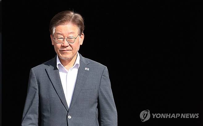 이재명, '대북송금 의혹' 조사 위해 검찰로 (서울=연합뉴스) 김인철 기자 = 더불어민주당 이재명 대표가 9일 오전 쌍방울 그룹의 대북송금 의혹 관련 조사를 받기 위해 여의도 국회를 나와 수원지검으로 향하고 있다. 2023.9.9 yatoya@yna.co.kr