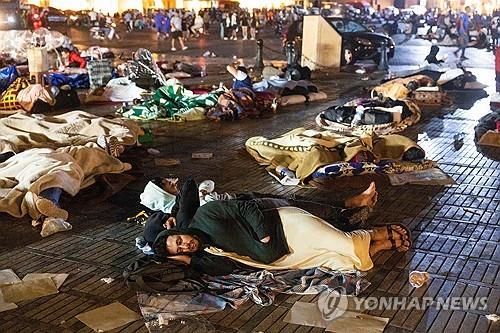 겁에 질려 광장에 노숙하는 모로코 마라케시 주민들 [AFP 연합뉴스, 재판매 및 DB 금지]