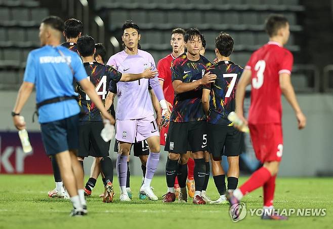 대한민국, 키르기스스탄에 1대 0 승리 (창원=연합뉴스) 김동민 기자 = 9일 오후 창원축구센터에서 열린 2024 아시아축구연맹(AFC) 23세 이하(U-23) 아시안컵 예선 B조 2차전 대한민국과 키르기스스탄 경기. 1대 0으로 승리한 한국 선수단이 기뻐하고 있다. 2023.9.9 image@yna.co.kr