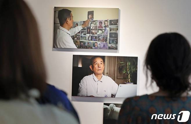 11일 서울 종로구 갤러리라메르에서 진행된 국내 첫 뇌사 장기기증인 유가족을 위한 특별 사진전 '장미하다' 오픈식 중 장기기증 유가족 모임 도너패밀리 회원들과 이식인 가족들이 사진을 관람하고 있다. 2022.5.11/뉴스1 ⓒ News1 장수영 기자