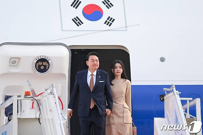 윤석열 대통령과 김건희 여사가 8일(현지시간) G20 정상회의가 열리는 인도 뉴델리 팔람 공군공항에 도착해 공군 1호기에서 내리고 있다. (대통령실 제공) 2023.9.9/뉴스1 ⓒ News1 오대일 기자