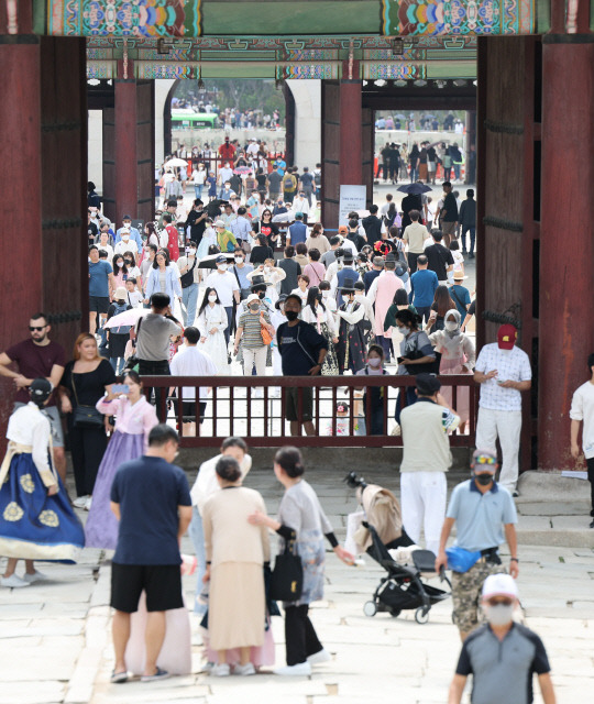 작년 9월 12일 서울 경복궁을 찾은 시민과 외국인 관광객들이 즐거운 시간을 보내고 있는 모습. 연합뉴스