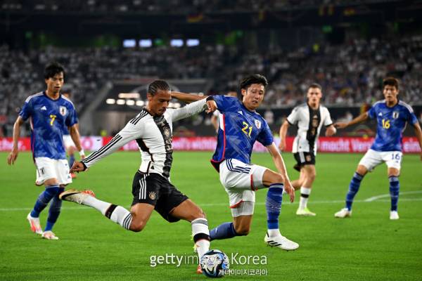 일본 이토 히로키의 태클을 피해 슈팅을 시도하고 있는 독일 르로이 사네의 모습. 사진=게티이미지