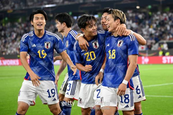 일본 축구대표팀 선수들이 10일 독일 원정 평가전에서 득점을 성공시킨 뒤 기뻐하고 있다. 사진=게티이미지