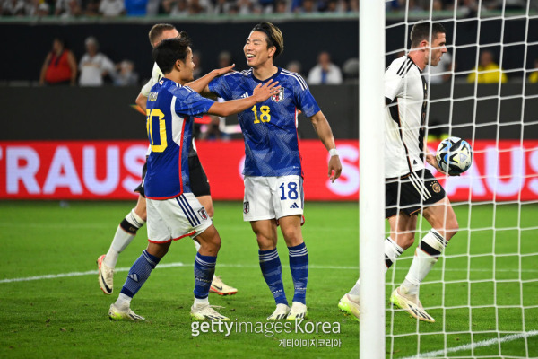 일본 축구대표팀 선수들이 10일 독일과의 평가전에서 득점에 성공한 뒤 기뻐하고 있다. 사진=게티이미지