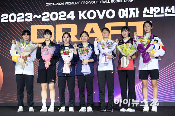 10일 오후 서울 강서구 메이필드 호텔에서 열린 2023~2024 KOVO 여자 신인선수 드래프트에서 1라운드에 지명된 선수들이 포토타임을 갖고 있다. 왼쪽부터 한국도로공사 신은지(7순위)-현대건설 최서현(6순위)-GS칼텍스 유가람(5순위)-GS칼텍스 이윤신(4순위)-IBK기업은행 전수민(3순위)-정관장 곽선옥(2순위)-한국도로공사 김세빈(1순위). [사진=정소희 기자]