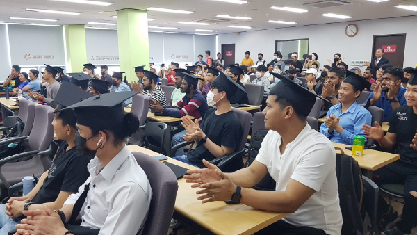 외국인근로자들이 최근 김해외국인노동자지원센터에서 한국어교실 수업을 받고 졸업식을 갖는 모습.