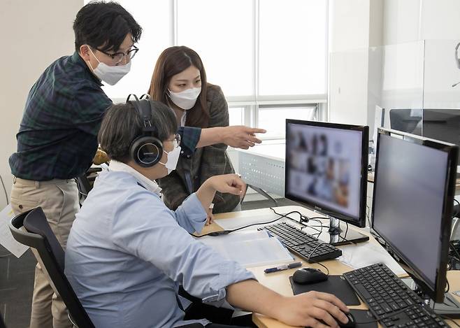 Proctors guide applicants in a preliminary preparation session for the Global Samsung Aptitude Test in 2021. (Yonhap)