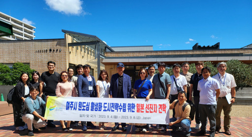 여주시 도시재생 일본 방문단이 일본 오사카 린쿠·산다 프리미엄아울렛을 방문, 지역상생발전 프로그램을 도입하기 위해 간담회를 갖고 입구에서 기념촬영을 하고 있다. 유진동기자