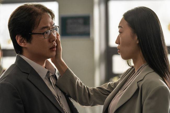 오남은 모미가 청취자를 죽였다고 생각해 시체를 수습하던 도중 그가 아직 살아 있음을 발견한다. 그러나 범행을 은폐하려 했다는 사실이 드러나면 처벌을 받을 것을 우려해 그를 진짜 살해하고 만다. [사진 제공=넷플릭스]