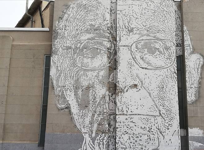 스페인 마드리드의 한 대학에 설치된 주제 사라마구 얼굴 조형물. [garabata·Wikimedia Commons]