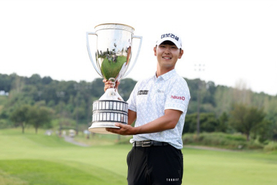 고군택이 10일 인천 영종도의 클럽72 오션코스에서 끝난 한국프로골프투어 신한동해오픈에서 우승한 뒤 트로피를 들고 기념 사진을 찍고 있다. 신한금융그룹 제공