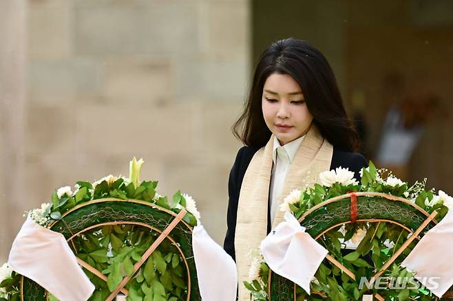 [뉴델리=뉴시스] 전신 기자 = 윤석열 대통령 부인 김건희 여사가 10일(현지시간) 뉴델리 마하트마 간디 추모공원인 라즈가트를 방문해 각국 정상 배우자들과 함께 헌화하고 있다. (공동취재) 2023.09.10. photo1006@newsis.com