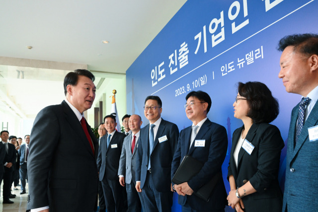 윤석열 대통령이 10일(현지시간) 뉴델리 한 호텔에서 열린 인도 진출 기업인 오찬 간담회에서 참석 기업인들과 환담하고 있다./연합뉴스