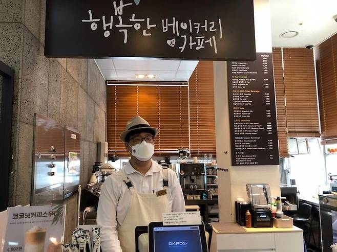 '부점장입니다' 행복한 베이커리&카페에서 종로점에서 일하는 바리스타 이세민 씨의 모습. [촬영 이상서]