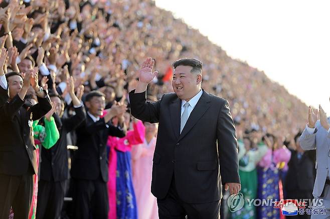 김정은 "애국적 인민이 국력 중 국력"…9ㆍ9절 행사 기념사진 (평양 조선중앙통신=연합뉴스)  북한 김정은 국무위원장이 정권 수립 75주년인 지난 9일 '9ㆍ9절' 행사 참가자들과 기념사진을 찍었다고 조선중앙통신이 10일 보도했다. 김 위원장은 사진 촬영 현장에서 "존엄 수호, 부국강병을 위한 우리 공화국의 성스러운 발전 행로에는 위업의 정당성과 불패성에 대한 확신에 넘쳐 어머니 조국을 굳건히 떠받든 인민의 불굴의 투쟁정신과 혁혁한 공훈이 자랑스럽게 빛나고 있다"고 말했다. 2023.9.10 
    [국내에서만 사용가능. 재배포 금지. For Use Only in the Republic of Korea. No Redistribution] nkphoto@yna.co.kr