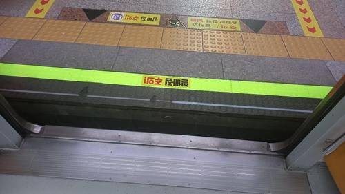 어린이가 빠진 충무로역 승강장 틈 [독자 제공]