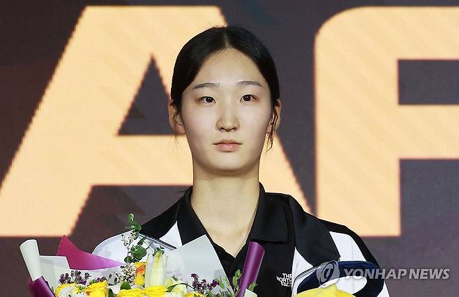 1라운드 1순위 지명받은 김세빈 한국도로공사행 (서울=연합뉴스) 한종찬 기자 = 10일 서울 강서구 메이필드호텔에서 열린 프로배구 2023-2024 KOVO 여자 신인선수 드래프트에서 1라운드 1순위로 지명을 받은 김세빈 선수가 기념 촬영을 하고 있다. 2023.9.10 saba@yna.co.kr