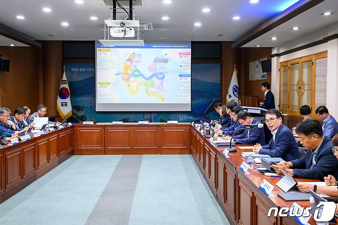 남해군이 11일 군청 대회의실에서 '해저터널 대비 핵심전략 과제' 보고회를 개최하고 있다(남해군 제공). 2023.9.11