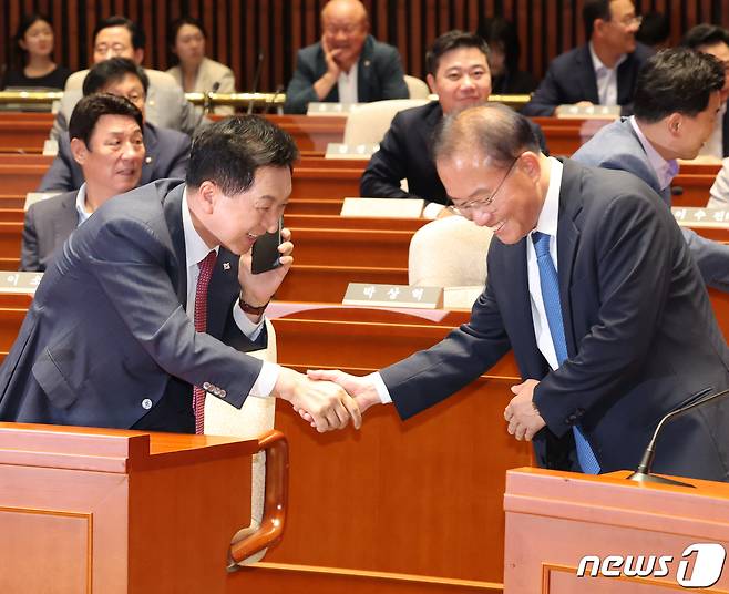 김기현 국민의힘 대표와 윤재옥 원내대표가 11일 오후 서울 여의도 국회에서 열린 의원총회에서 인사를 나누고 있다. 2023.9.11/뉴스1 ⓒ News1 송원영 기자