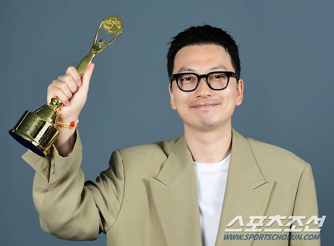 제2회 청룡시리즈어워즈(Bluedragon Series Awards, BSA)에서 드라마 부문 남우조연상을 수상한 배우 이동휘가 본지와 인터뷰에 앞서 포즈를 취하고 있다. 목동=송정헌 기자songs@sportschosun.com/2023.08.02/