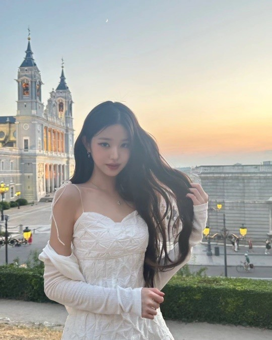 On the 10th, Jang Won-young posted a picture of his current situation along with emoticons such as sunrise, star, cloud, heart, and moon on his channel.In the photo, Jang Won-young is looking at the camera in a white tube top dress. The brilliant visuals of Jang Won-young posing behind a picturesque background are admirable.She looks like a living Barbie doll.On the other hand, IVE, which Jang Won-young belongs to, will hold his debut world tour  ⁇ IVE THE 1ST WORLD TOUR  ⁇  SHOW WHAT I HAVE  ⁇  on October 7th.report of entertainment teamFashion, Beauty, Entertainment, Korean Wave, Culture and Arts Specialized Media