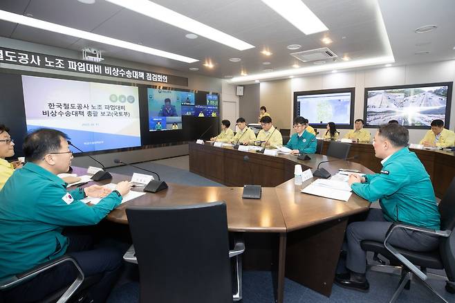 백원국(오른쪽) 국토교통부 2차관이 11일 정부세종청사에서 열린 철도노조 파업 대비 비상수송대책_점검회의에서 "국민 불편을 최소화하고 안전 운행에 만전을 다할 것"을 당부하고 있다. /국토교통부