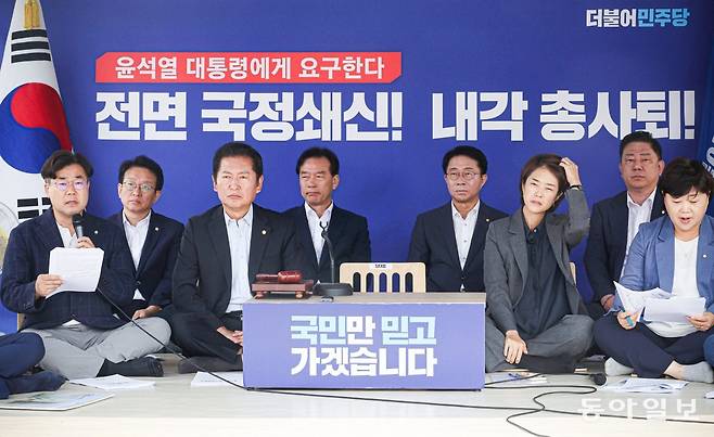 11일 국회 본관 앞 단식투쟁 천막에서 더불어민주당 최고위원회가 이재명 대표 없이 열리고 있다. 박형기 기자 oneshot@donga.com