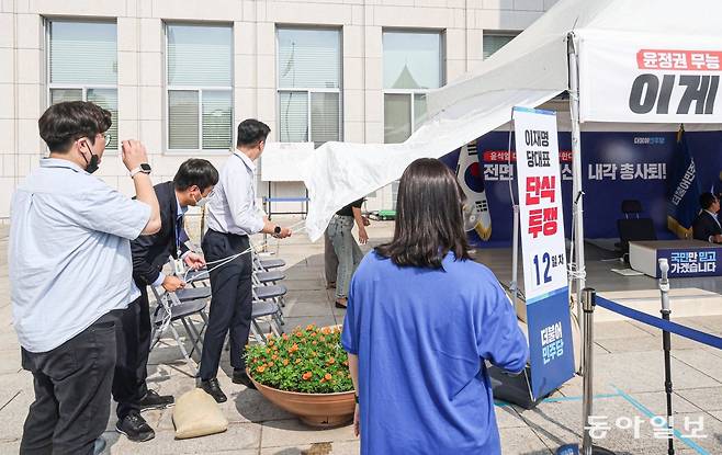 11일 더불어민주당 관계자들이 최고위원회가 종료되자 단식투쟁 천막을 정리하고 있다. 박형기 기자 oneshot@donga.com