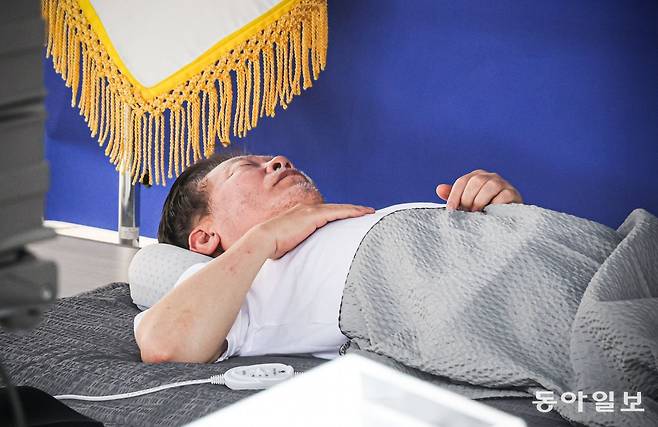 11일 이재명 더불어민주당 대표가 중진의원들과 면담을 마친 뒤 자리에 누워 있다. 박형기 기자 oneshot@donga.com