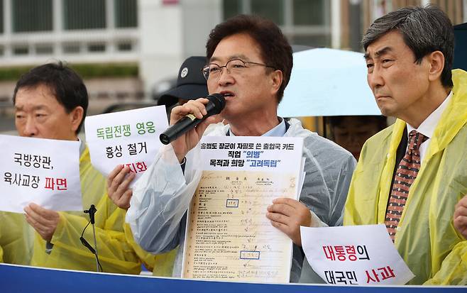 홍범도장군기념사업회 우원식 이사장이 2023년 8월30일 오후 서울 용산구 대통령실 앞에서 항일 독립영웅 5인의 흉상 철거 계획 백지화와 책임자 처벌을 요구하고 있다. 이날 행사에는 홍 장군 기념사업회와 신흥무관학교기념사업회, 우당이희영기념사업회, 카자흐스탄 독립운동가후손청년회 등이 참여했다. <한겨레> 김정효 기자